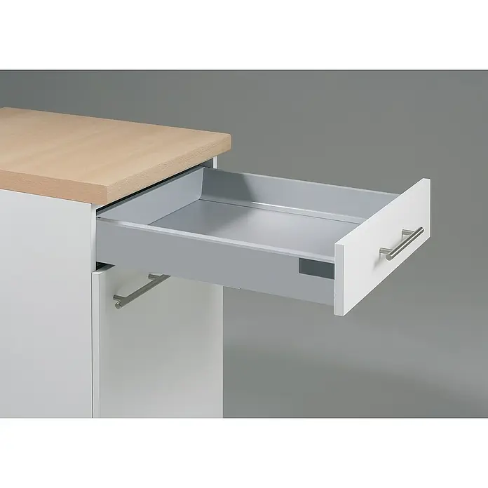 Optifit Küchenzeile Juna 969 - Typ 2 - Breite: 270 cm, Landhaus Weiß, Mit Elektrogeräten - Detailansicht eines weißen Möbels mit einer Schublade mit Metallgriffen. Der Schubladenkorpus ist grau und bietet Stauraum.
