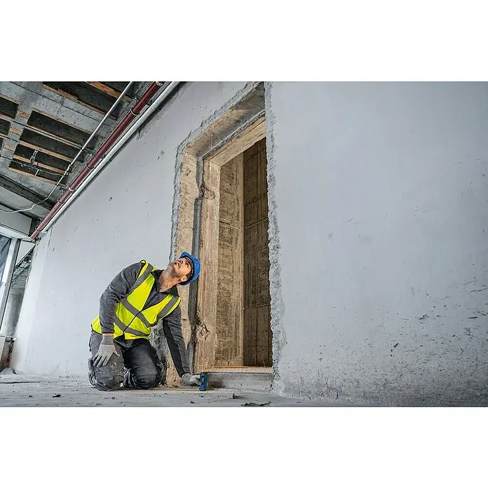 Bosch Professional Laserentfernungsmesser GLM 40-31 - Messgenauigkeit: Typisch: ± 1,5 mm, Mit Batterien - Bauarbeiter mit Schutzweste und Helm vermisst einen Türrahmen mit einem Lasermessgerät für präzise Messungen im Bauwesen.