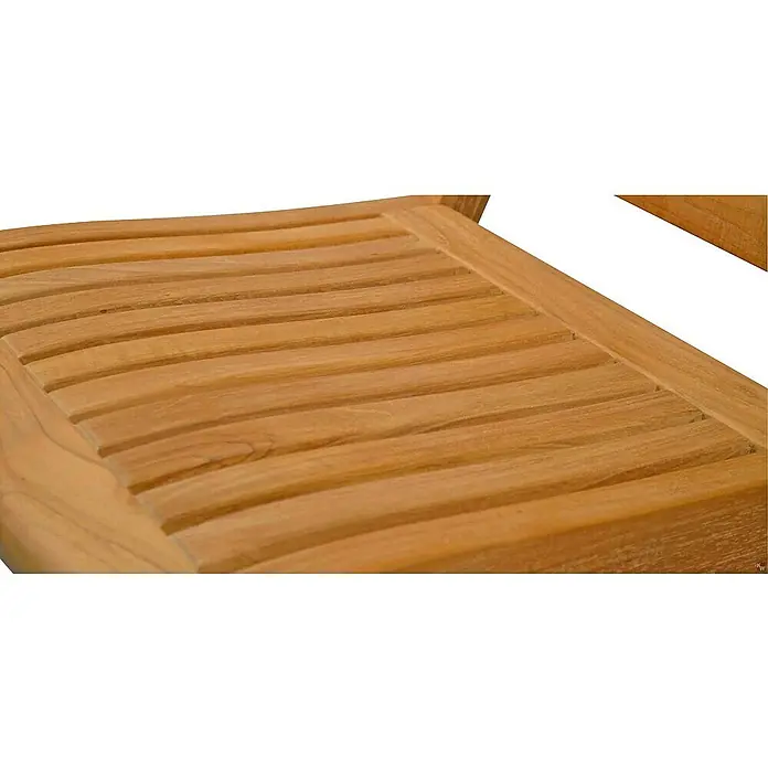 Kai Wiechmann Gartenstuhl - Teakholz, Klappbar, Naturbelassen, B x T x H: 44 x 62 x 96 cm - Nahaufnahme eines Stuhls aus Teakholz mit Lattenrostsitz, der die natürliche Maserung und die warme Farbe des Holzes hervorhebt.
