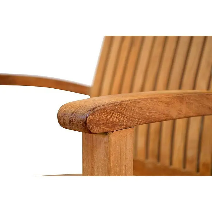 Kai Wiechmann Gartensessel - Teakholz, Stapelbar, Naturbelassen, B x T x H: 63 x 65 x 94 cm - Detailansicht eines Teakholz-Gartenstuhls mit Armlehne, der die natürliche Maserung und die warme Farbe des Holzes hervorhebt.
