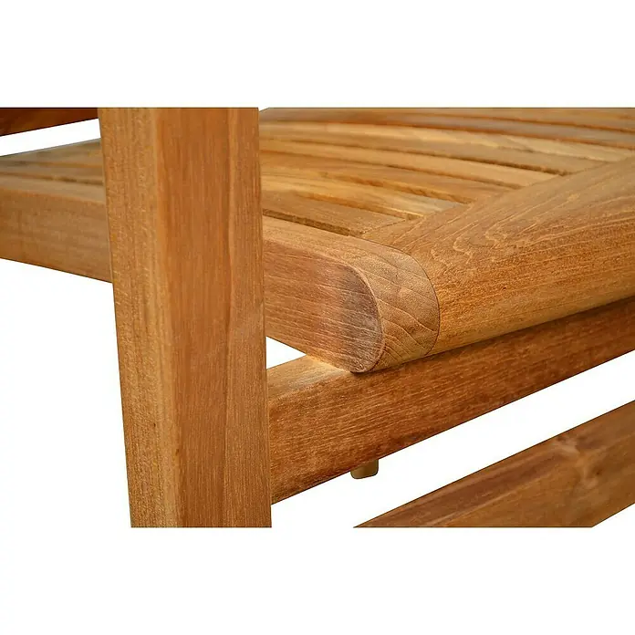 Kai Wiechmann Gartensessel - Teakholz, Stapelbar, Naturbelassen, B x T x H: 63 x 65 x 94 cm - Nahaufnahme eines Teakholzstuhls mit abgerundeten Kanten und Lattenrost. Perfekt für den Garten oder die Terrasse.