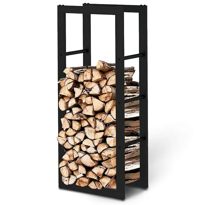 holz4home Kaminholzregal -  - Holzstapel mit einem schwarzen Metallgestell. Das Holz ist sauber gestapelt und bereit zum Verheizen. Praktische Kaminholzaufbewahrung.