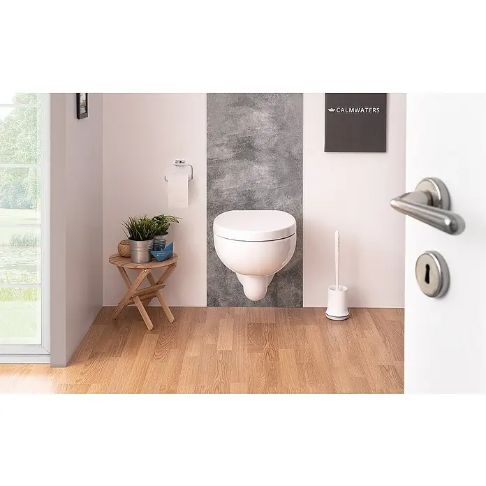 Calmwaters WC-Sitz Modern Soft - Duroplast, Weiß, Mit Absenkautomatik - Ein modernes Badezimmer mit einer wandhängenden Toilette, einem Holzboden und einer minimalistischen Dekoration, die ein beruhigendes Ambiente schafft.