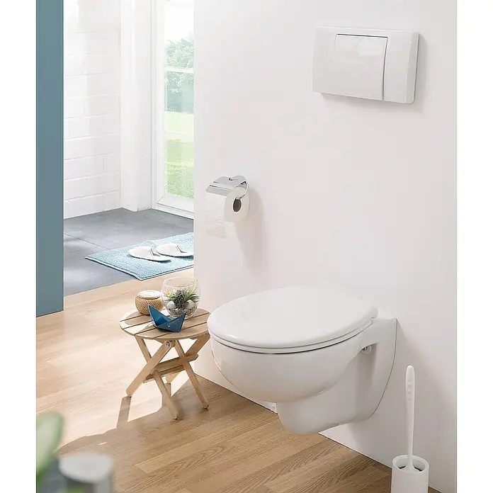 Calmwaters WC-Sitz Original - Duroplast, Weiß, Mit Absenkautomatik - Wandhängendes WC mit Spülkasten und Toilettenpapierhalter in einem modernen Badezimmer.