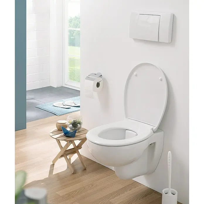 Calmwaters WC-Sitz Original - Duroplast, Weiß, Mit Absenkautomatik - Ein modernes, wandhängendes WC in Weiß, das in einem stilvollen Badezimmer installiert ist. Das Design ist minimalistisch und elegant.