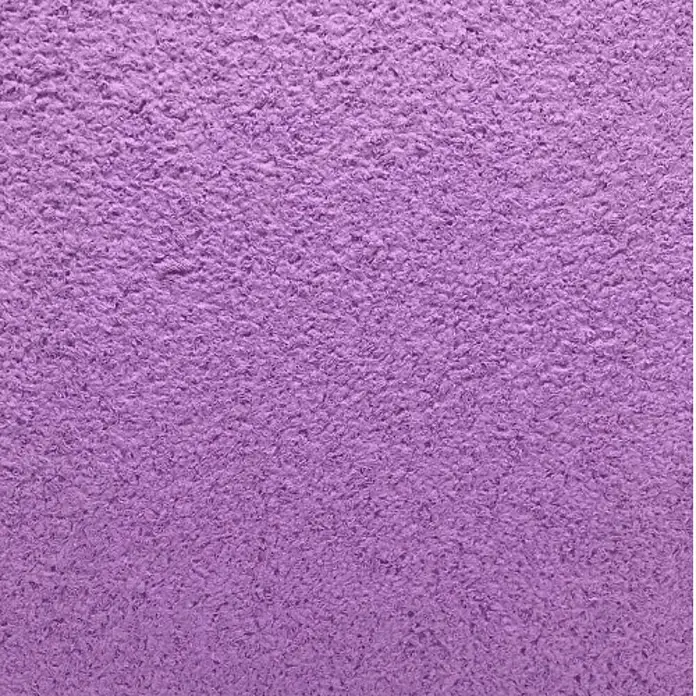 Floxxan Baumwollputz Colorado 141 - Putz Tapete Flüssigtapete Pastell Violett - Pastell Violett, 1 kg, Lösemittelfrei - Nahaufnahme eines flauschigen, lavendelfarbenen Teppichs, der eine weiche und einladende Textur für Ihr Zuhause bietet.