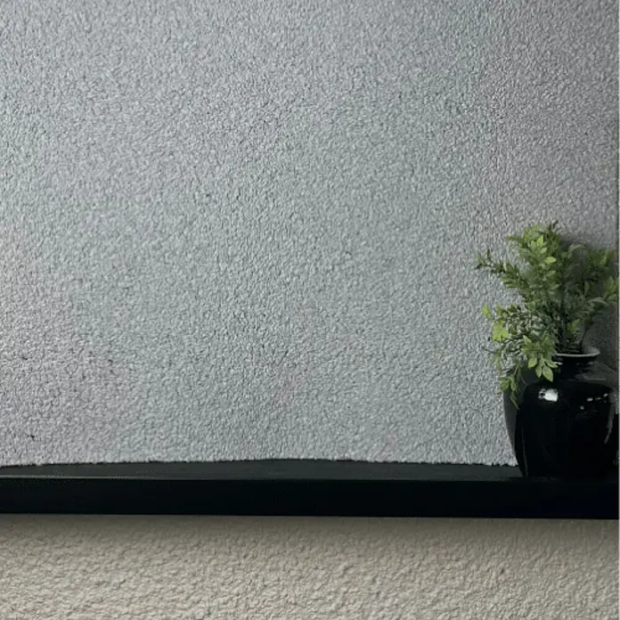 Floxxan Baumwollputz Colorado 124 - Putz Tapete Flüssigtapete Lichtgrau - Lichtgrau, 1 kg, Lösemittelfrei - Ein elegantes schwarzes Regal an einer strukturierten Wand mit einer stilvollen Vase und Grünpflanzen. Dekorative Akzente setzen.