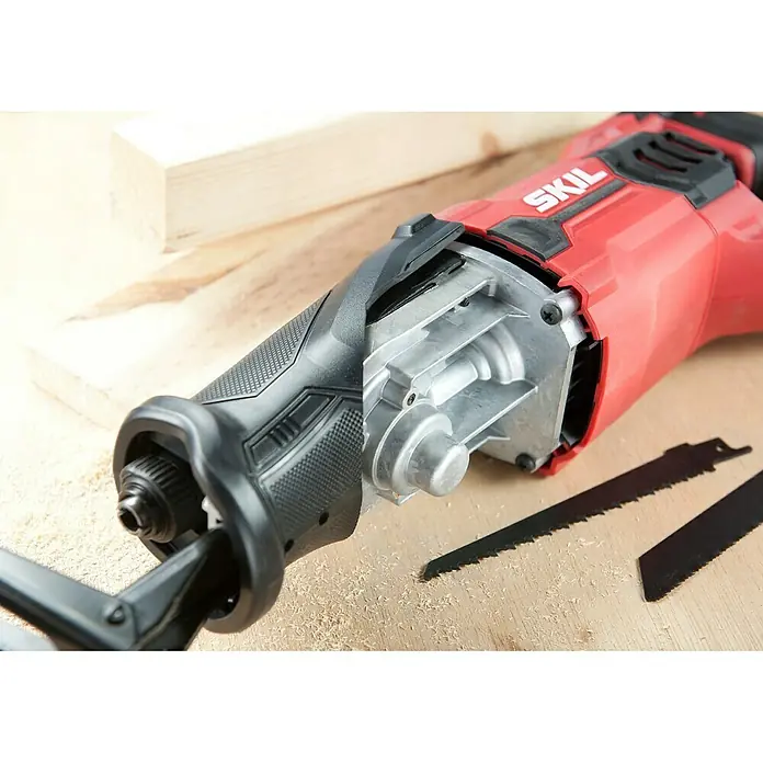 Skil Säbelsäge 4961 AA - 900 W, Hublänge: 29 mm - Abgebildet ist eine rote SKIL Säbelsäge mit zwei schwarzen Sägeblättern auf einer Holzoberfläche.