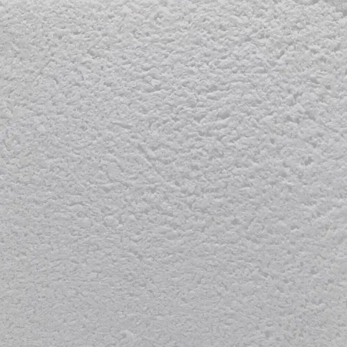 Floxxan Baumwollputz California 206 - Putz Tapete Flüssigtapete Creme - Creme, 1 kg, Lösemittelfrei - Nahaufnahme einer weißen, strukturierten Wand. Die Oberfläche ist rau und uneben, was ihr ein einzigartiges Aussehen verleiht.