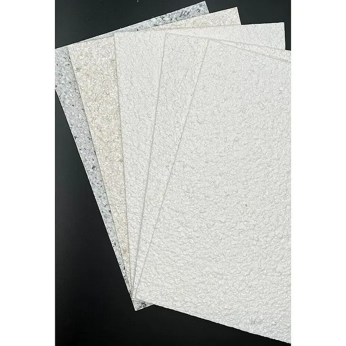 Floxxan Baumwollputz Montana 518 Cellulose - Putz Tapete Flüssigtapete Salbei - Salbei, 1 kg, Lösemittelfrei - Nahaufnahme von verschiedenen Farbvarianten von Flüssigtapeten mit rauer Struktur auf schwarzem Hintergrund.