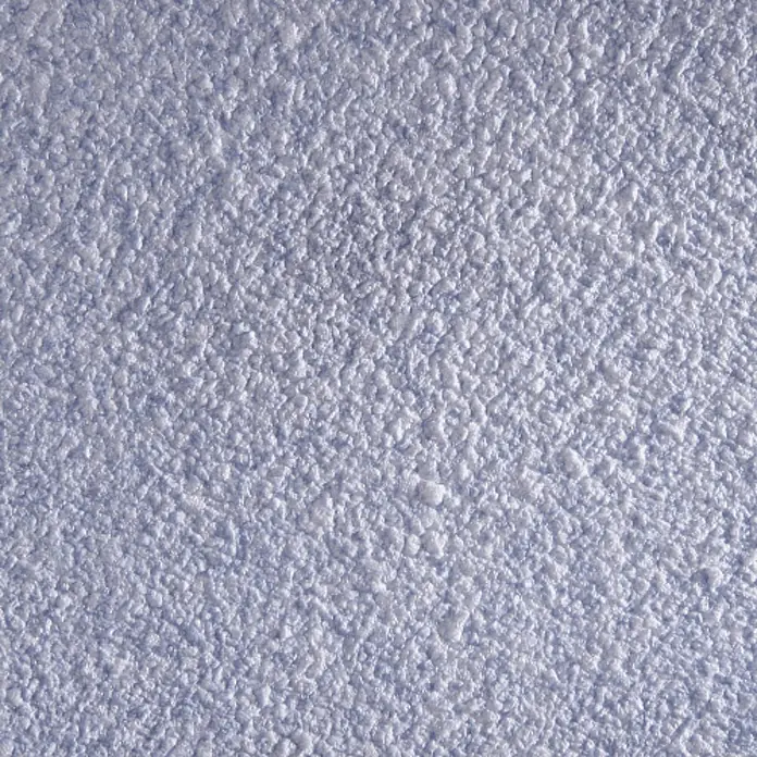 Floxxan Baumwollputz California 212 - Putz Tapete Flüssigtapete Blau - Blau, 1 kg, Lösemittelfrei - Nahaufnahme einer hellvioletten Wand mit einer rauen, unebenen Textur, die eine interessante Oberflächenbeschaffenheit des Produkts zeigt.