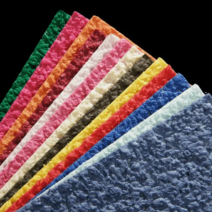 Floxxan Baumwollputz California 212 - Putz Tapete Flüssigtapete Blau - Blau, 1 kg, Lösemittelfrei - Nahaufnahme von farbigem, strukturiertem Papier, das in einem Fächer angeordnet ist. Ideal für Bastelprojekte und kreative Designs.
