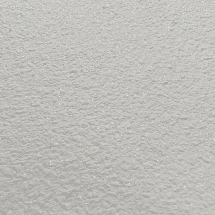 Floxxan Baumwollputz Montana 513 Cellulose - Putz Tapete Flüssigtapete Weiss m. Perlmutt fein - Weiss mit Perlmutt fein, 1 kg, Allergikergeeignet - Nahaufnahme einer weißen, texturierten Wand, die eine unebene Oberfläche mit subtilen Lichtreflexionen zeigt.