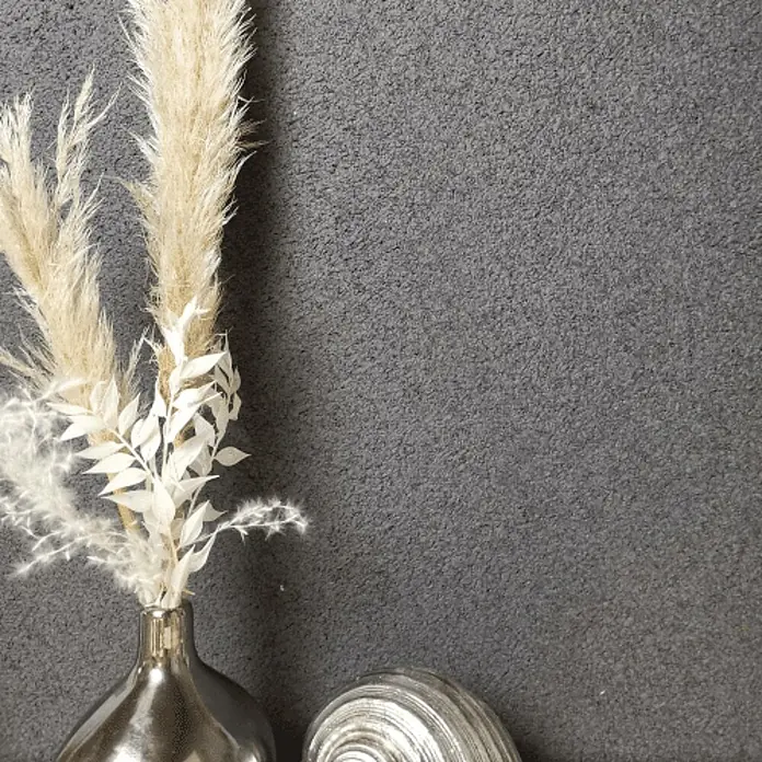 Floxxan Baumwollputz Colorado 126 - Putz Tapete Flüssigtapete Anthrazit - Anthrazit, 1 kg, Lösemittelfrei - Elegante silberne Vase mit Trockenblumen und einer silbernen Kugel vor einem grauen Hintergrund.