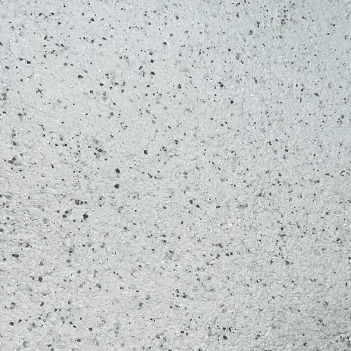 Floxxan Baumwollputz Montana 517 Cellulose - Putz Tapete Flüssigtapete Stracciatella - Stracciatella, 1 kg, Lösemittelfrei - Eine Nahaufnahme einer hellgrauen texturierten Oberfläche mit kleinen, dunklen Sprenkeln, ideal für Hintergründe oder Texturen.