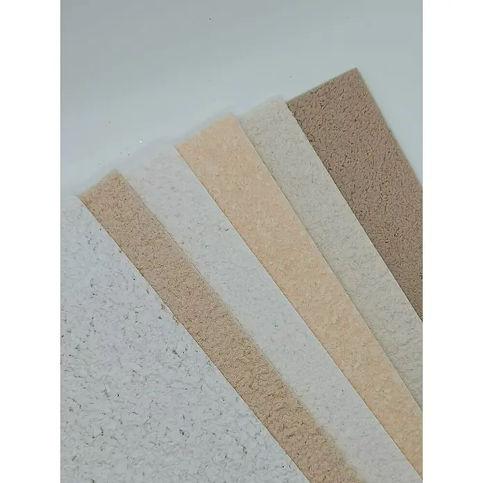 Floxxan Baumwollputz Colorado 142 - Putz Tapete Flüssigtapete Altrosa - Altrosa, 1 kg, Allergikergeeignet - Nahaufnahme verschiedener Textiltapetenmuster in neutralen Farbtönen, die Textur und Farbvielfalt für die Innenarchitektur präsentieren.