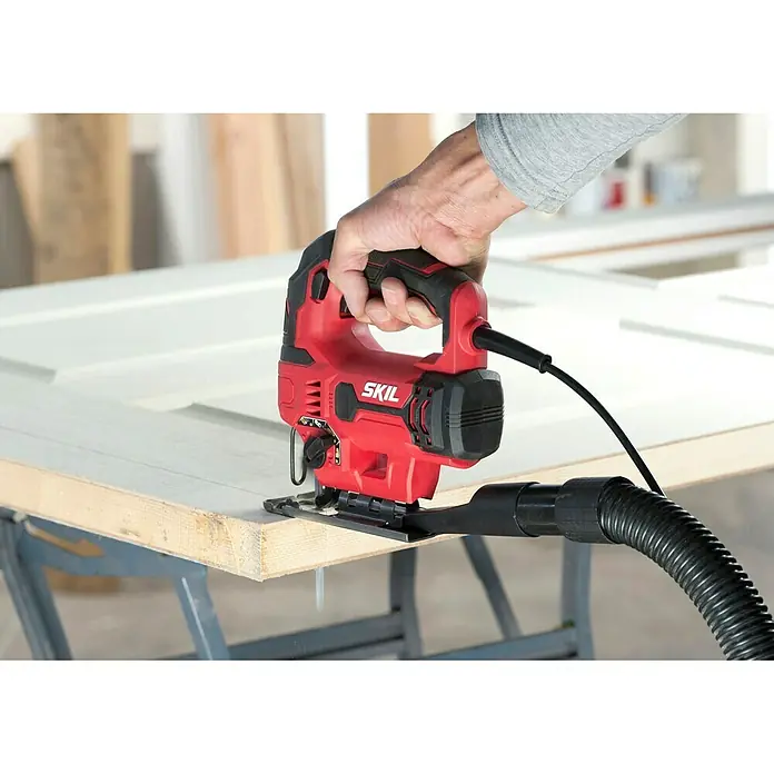 Skil Elektro-Pendelhubstichsäge 4530 AA - 0 /min - 3.000 /min, Max. Schnitttiefe in Holz: 75 mm, Anzahl Pendelhubstufen: 4 Stk. - Rote SKIL Stichsäge in Aktion, mit Staubabsaugung, schneidet präzise durch Holz. Ideal für Heimwerkerprojekte und professionelle Anwendungen.