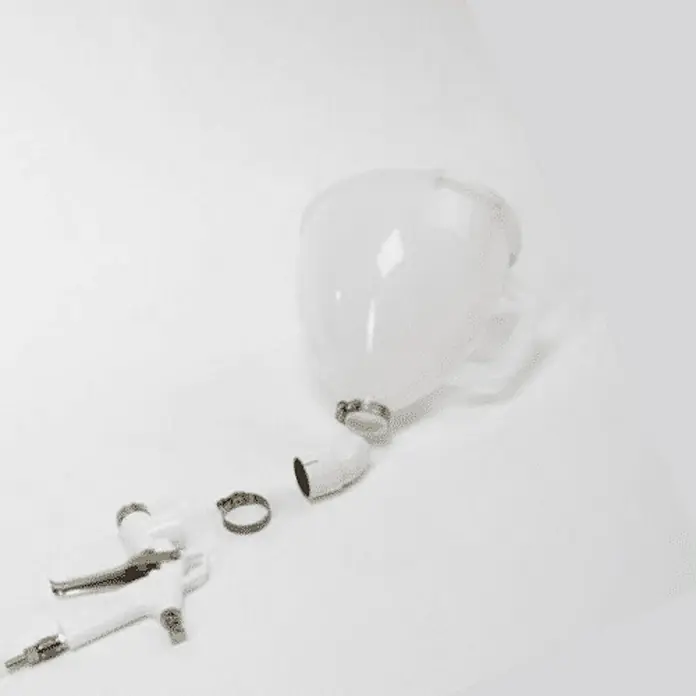 Floxxan Baumwollputz Trichterspritzpistole für die Verarbeitung von Baumwollputz / Flüssigtapete -  - Produktbild eines Sprühgeräts. Die Einzelteile wie Behälter, Schlauch und Düse sind auf einem weißen Hintergrund zu sehen.