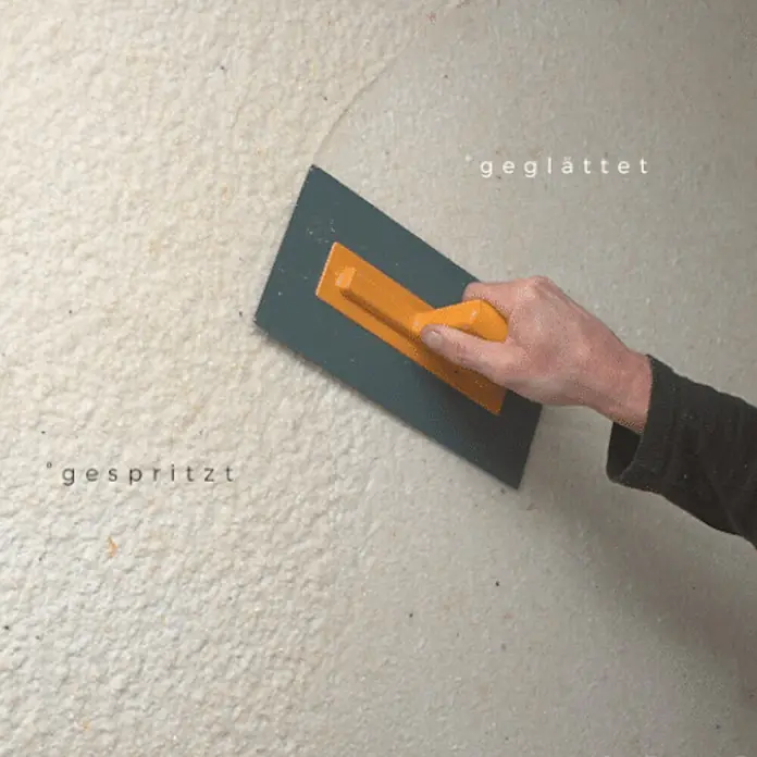 Floxxan Baumwollputz Trichterspritzpistole für die Verarbeitung von Baumwollputz / Flüssigtapete -  - Glättkelle im Einsatz: Veranschaulichung des Glättens von zuvor aufgespritzen Putz. Texturen werden durch das Werkzeug verändert.