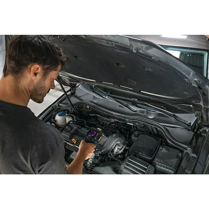 Bosch Professional Wärmebildkamera GTC 12V-450-13 - -20 °C - 450 °C - Ein Mechaniker untersucht einen Automotor mit einer Wärmebildkamera, um thermische Anomalien festzustellen. Die Kamera wird zur Diagnose verwendet.