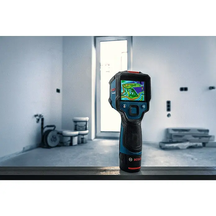 Bosch Professional Wärmebildkamera GTC 12V-450-13 - -20 °C - 450 °C - Das Bild zeigt eine Bosch Wärmebildkamera, die zur Temperaturmessung und Analyse in Innenräumen verwendet wird. Das Gerät ist handlich und zeigt Wärmeverteilungen.