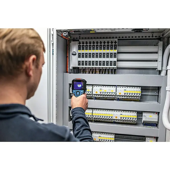 Bosch Professional Wärmebildkamera GTC 12V-450-13 Solo - -20 °C - 450 °C - Thermografische Inspektion eines Schaltschranks mit einer Wärmebildkamera, die die Temperaturverteilung an den elektrischen Komponenten sichtbar macht.
