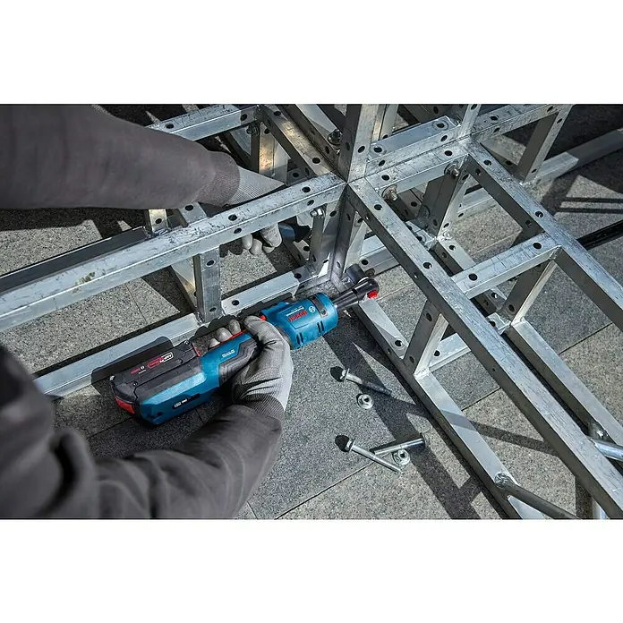 Bosch Professional AMPShare 18V Akku-Ratschenschrauber GRC 18V-60 - Ohne Akku, 400 U/min - Der Bosch GDS 18V-160 Akku-Drehschlagschrauber beim Arbeiten an einer Metallkonstruktion. Effizientes Werkzeug für Profis.