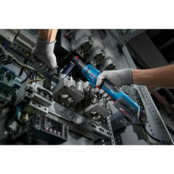 Bosch Professional AMPShare 18V Akku-Ratschenschrauber GRC 18V-60 - Ohne Akku, 400 U/min - Ein Arbeiter benutzt einen blauen Bosch Akku-Ratschenschrauber Professional GDS 18V-EC 250 zum Arbeiten an einer elektrischen Anlage.