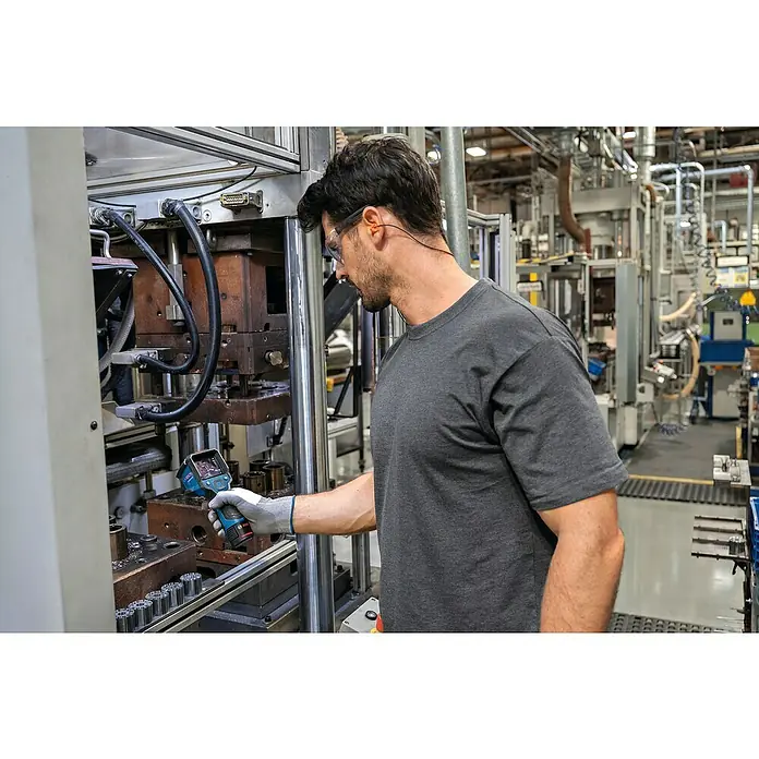 Bosch Professional Wärmebildkamera GTC 12V-450-13 Solo - -20 °C - 450 °C - Ein Arbeiter inspiziert eine Maschine mit einer Bosch Wärmebildkamera. Die Kamera zeigt Temperaturunterschiede deutlich an.