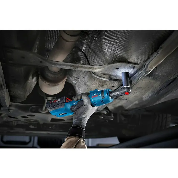 Bosch Professional AMPShare 18V Akku-Ratschenschrauber GRC 18V-60 - Ohne Akku, 400 U/min - Der Bosch Professional Akku-Drehschlagschrauber bei der Arbeit unter einem Auto, ideal für enge Stellen.