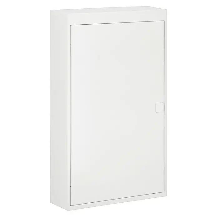 Gewiss Aufputz-Verteiler - Anzahl Reihen: 3 Stk., 37 x 9,5 cm, Weiß - Eine Nahaufnahme eines weißen, verschlossenen Metallschranks mit einem kleinen Griff an der Tür. Der Schrank ist minimalistisch und modern gestaltet.