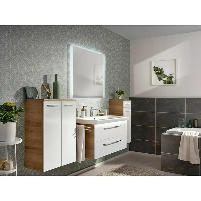 Fackelmann Milano Bad-Hängeschrank - B x T x H: 602 x 320 x 826 mm, Ast Eiche, Weiß - Ein modernes Badezimmer-Interieur mit einem beleuchteten Spiegel, einem Waschbeckenunterschrank und passenden Hochschränken. Elegantes Design für ein stilvolles Bad.