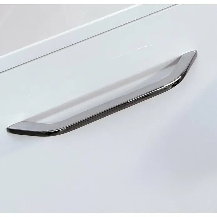 Fackelmann Milano Bad-Hochschrank - B x T x H: 302 x 320 x 1.652 mm, Weiß - Nahaufnahme einer eleganten Chrom-Zierleiste an einem weißen Fahrzeug, die dessen Design akzentuiert.