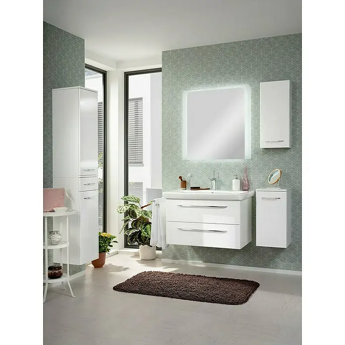Fackelmann Milano Bad-Hochschrank - B x T x H: 302 x 320 x 1.652 mm, Weiß - Elegantes Badezimmer-Interieur mit weißen Möbeln, inklusive Waschbeckenunterschrank, Spiegelschrank und Hochregal, akzentuiert durch grüne Akzentwand.