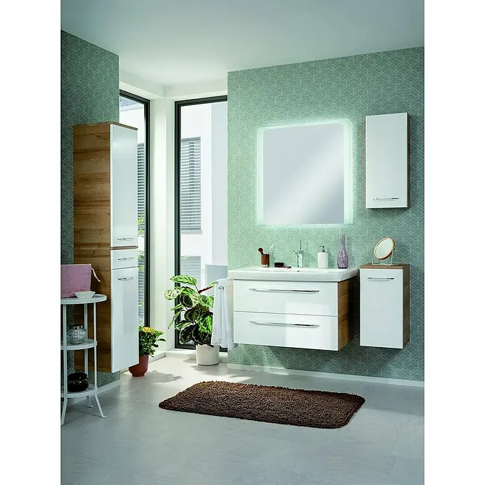 Fackelmann Milano Bad-Hängeschrank - B x T x H: 300 x 154 x 680 mm, Ast Eiche, Weiß - Modernes Badezimmer mit beleuchtetem Spiegel über dem Waschbecken mit Schubladen und passenden Schränken in Holz- und Weißtönen.