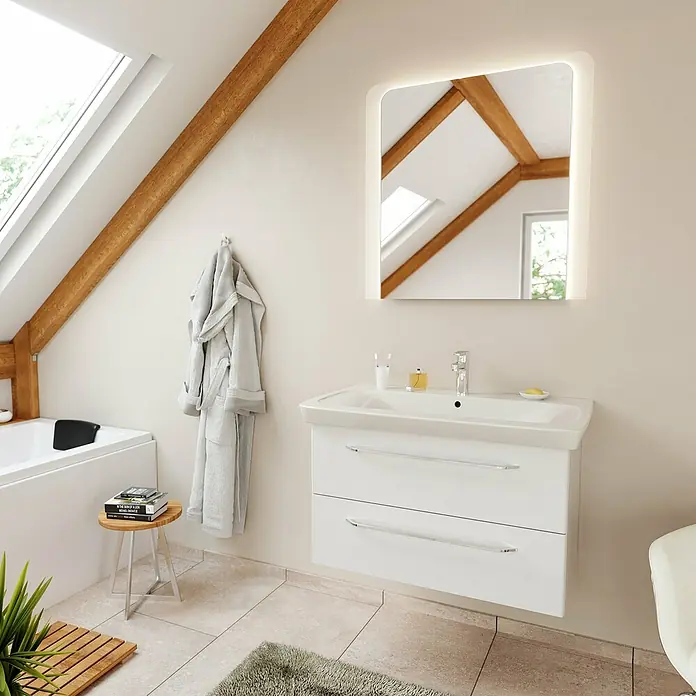 Fackelmann Milano Lichtspiegel - 80 x 80 cm, umlaufendes LED-Band, Rand teilsatiniert - Elegantes Badezimmer-Interieur mit einem modernen, weißen Waschtisch mit zwei Schubladen und einem beleuchteten Spiegel, der eine helle und stilvolle Atmosphäre schafft.