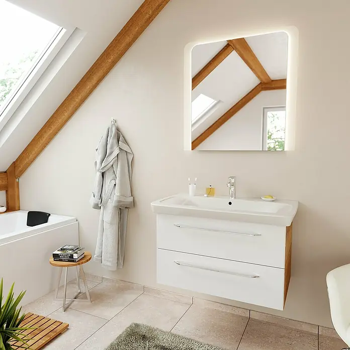Fackelmann Milano Lichtspiegel - 80 x 80 cm, umlaufendes LED-Band, Rand teilsatiniert - Ein elegantes Badezimmer-Waschbecken mit weißer Front und Holzrahmen, ergänzt durch einen beleuchteten Spiegel und eine Badewanne.