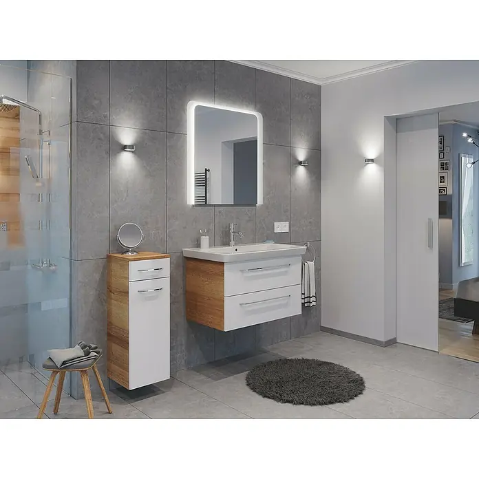 Fackelmann Milano Waschbeckenunterschrank - B x T x H: 302 x 320 x 826 mm, Ast Eiche, Weiß - Ein modernes Badezimmer mit einem beleuchteten Spiegel, einem Waschtischunterschrank und einem passenden Hochschrank.