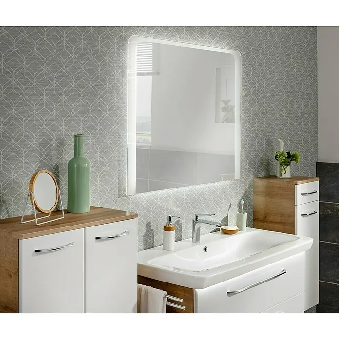 Fackelmann Milano Lichtspiegel - 100 x 80 cm, umlaufendes LED-Band, Rand teilsatiniert - Ein modernes Badezimmer mit einem beleuchteten Spiegel über einem Waschbecken mit Holzunterschrank und passenden Holzschränken.