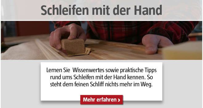 Mann schleift mit der Hand ein Holzstück ab