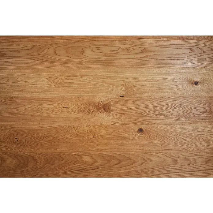 Parkett - Eiche Como, Landhausdiele, 1.900 x 190 x 14 mm - Nahaufnahme des warmen, honigfarbenen Holzfußbodens, der die natürliche Maserung und die Astlöcher hervorhebt. Ideale Textur für rustikale Designs.