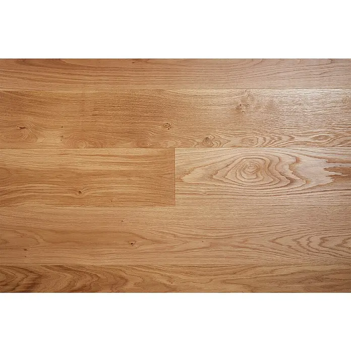 Parkett - Eiche Trier, Landhausdiele, 1.900 x 190 x 14 mm - Nahaufnahme von hellbraunem Hartholzboden, der die natürliche Maserung und warmen Farbtöne des Holzes hervorhebt.