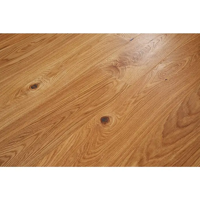 Parkett - Eiche Como, Landhausdiele, 1.900 x 190 x 14 mm - Nahaufnahme eines glänzenden, hellbraunen Hartholzboden mit Astlöchern, der ein warmes, natürliches Ambiente vermittelt.