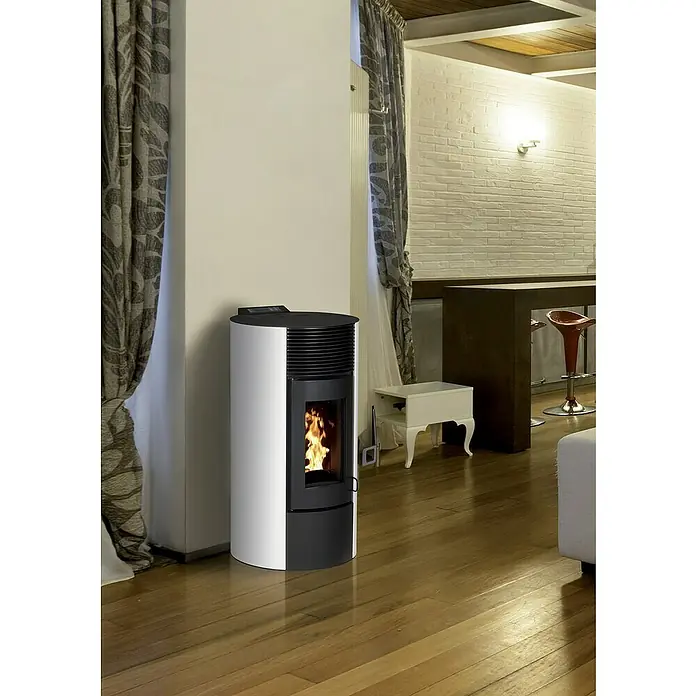 Pelletofen Paola 9 - 8,9 kW, Raumheizvermögen: 250 m³, 0,73 kg/h - 1,96 kg/h, Farbe Verkleidung: Weiß - Elegantes Foto eines Pelletöfen in Weiß und Schwarz, der Wärme und Stil in ein modernes Interieur bringt.
