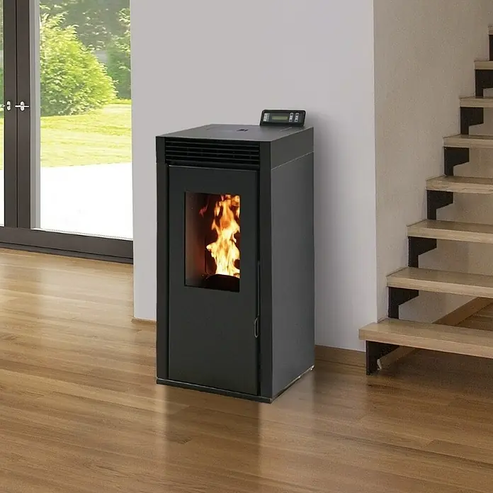 Pelletofen Marina 8 - 7,4 kW, Raumheizvermögen: 250 m³, 0,8 kg/h - 1,7 kg/h, Farbe Verkleidung: Schwarz - Dieser Pelletofen in Schwarz sorgt für Wärme. Er verfügt über ein Sichtfenster zum Beobachten des Feuers und ein Bedienfeld.