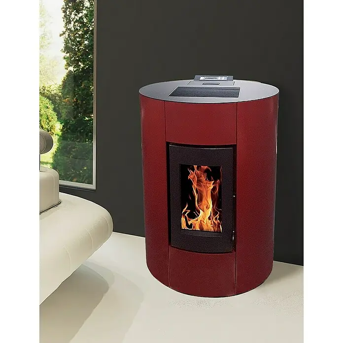 Pelletofen Aurelia - 11,4 kW, Raumheizvermögen: 320 m³, 0,73 kg/h - 2,5 kg/h, Farbe Verkleidung: Bordeaux - Ein roter Pelletofen mit digitaler Steuerung steht in einem modernen Wohnzimmer und sorgt für angenehme Wärme.