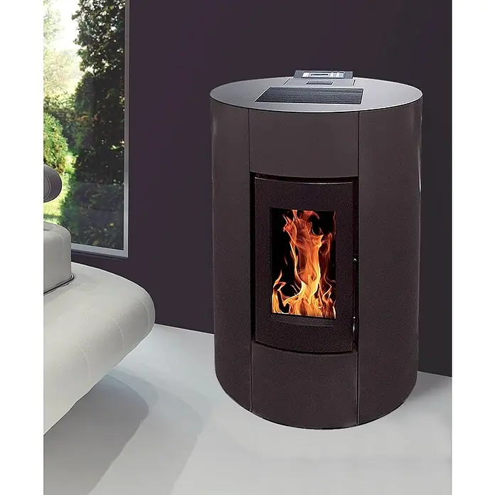 Pelletofen Aurelia - 11,4 kW, Raumheizvermögen: 320 m³, 0,73 kg/h - 2,5 kg/h, Farbe Verkleidung: Schwarz - Nahaufnahme eines Pelletsofen mit brennendem Feuer im Inneren, der eine warme und gemütliche Atmosphäre in einem modernen Raum schafft.