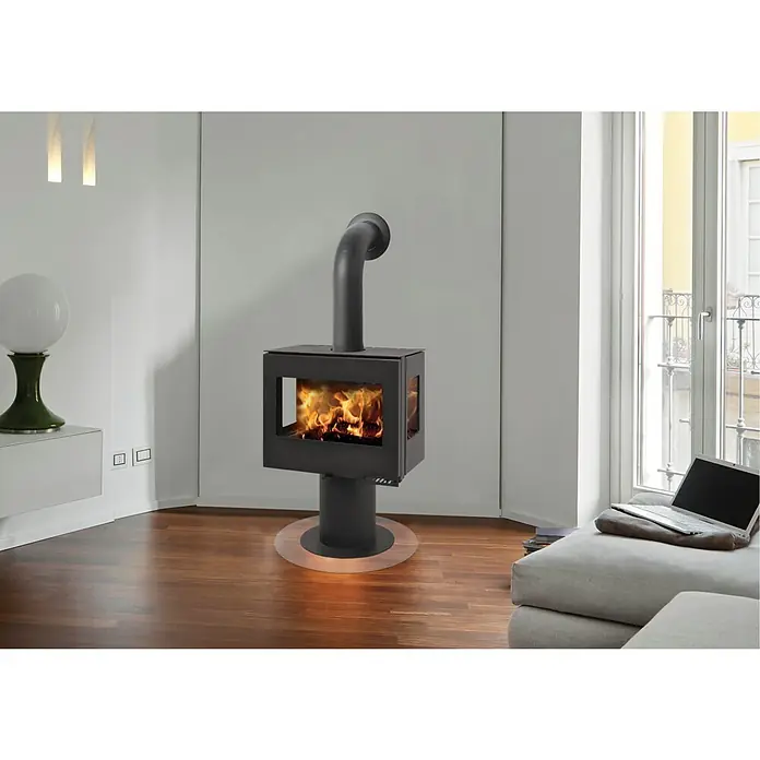 Kaminofen Lorena - 8 kW, Raumheizvermögen: 230 m³, Schwarz - Moderner Kaminofen mit loderndem Feuer, minimalistischem Design und Rohr, das zur Decke führt, für wohlige Wärme.