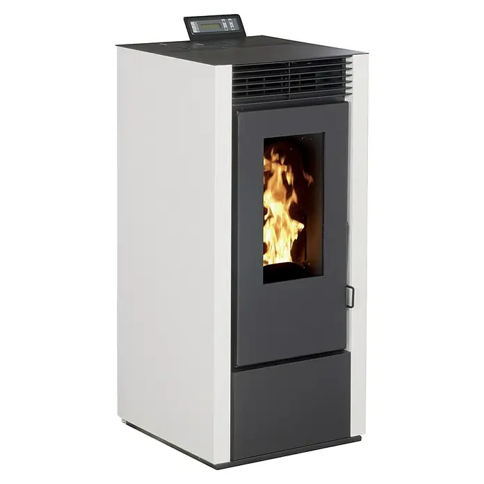 Pelletofen Marina 11 - 10 kW, Raumheizvermögen: 310 m³, 0,72 kg/h - 2,23 kg/h, Farbe Verkleidung: Weiß - Nahaufnahme eines Pelletofens mit Flammen, der Wärme und Gemütlichkeit ausstrahlt. Das moderne Design fügt sich nahtlos in jeden Raum ein.