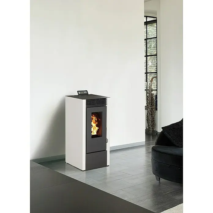 Pelletofen Marina 11 - 10 kW, Raumheizvermögen: 310 m³, 0,72 kg/h - 2,23 kg/h, Farbe Verkleidung: Weiß - Nahaufnahme eines modernen Pelletofens mit sichtbaren Flammen in einem stilvollen Wohnraum.